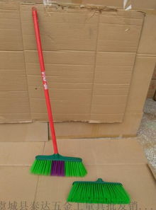 廠家直銷軟毛小斜頭掃帚，優(yōu)質(zhì)清潔工具盡在虞城縣泰達(dá)五金工量具批發(fā)銷售部